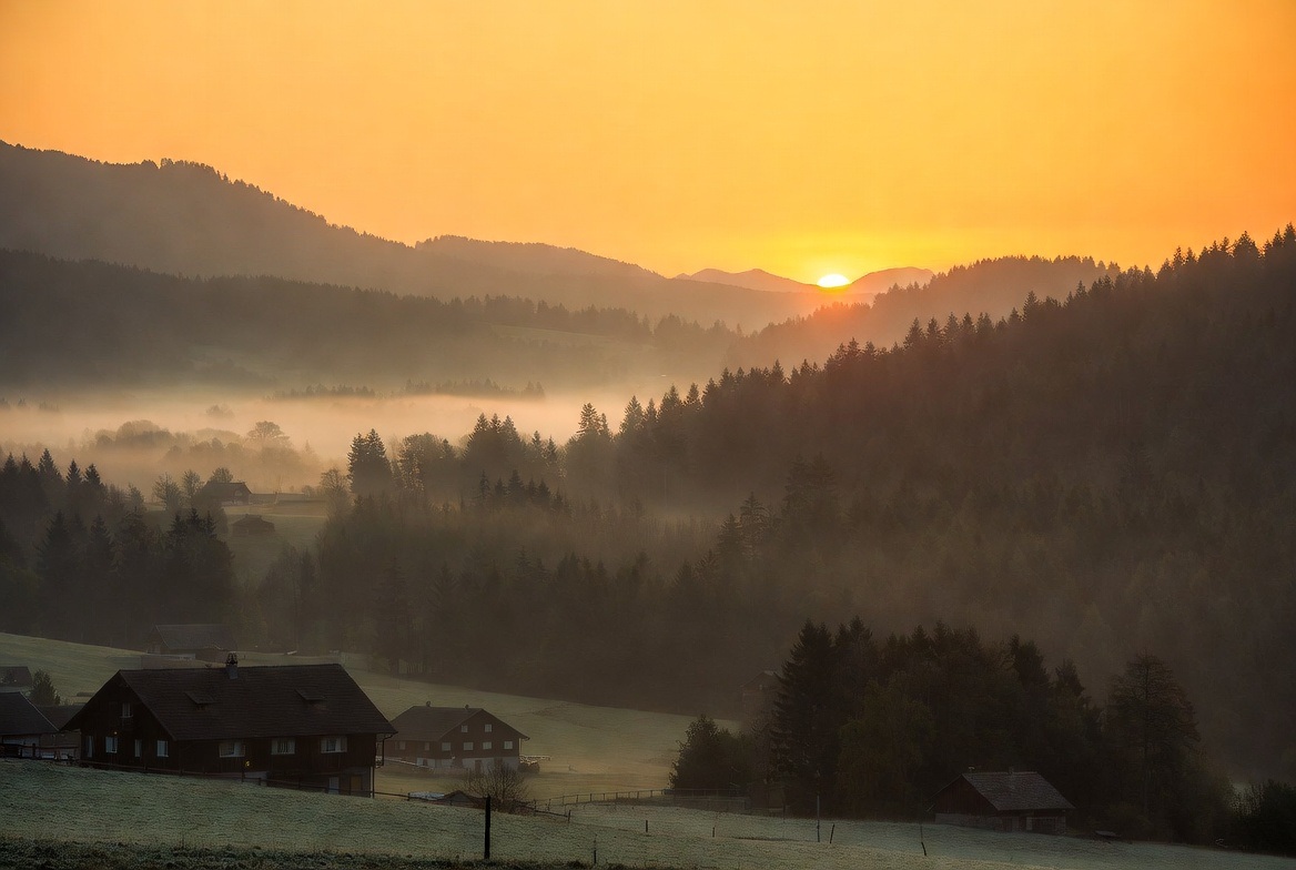 Schwarzwald bei Sonnenaufgang mit Nebel über den Tälern rund um Schönwald